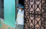 Un membre de Médecins sans Frontières quitte la maison d'un malade du Covid-19 à Ilopango, le 30 juillet 2020