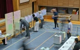 Des électeurs votent lors des élections générales du Japon le 27 octobre 2024 dans une école de Tokyo