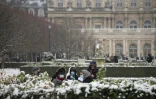 Des promeneurs dans le jardin du Palais Royal, Ă Paris, le 6 janvier 2021, premier jour du couvre-feu Ă 18H00 dans toute la France