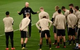Le technicien de l'Ajax Amsterdam Erik Ten Hag (d) parle à ses joueurs lors d'une séance d'entraînement à Santiago Bernabeu, le 4 mars 2019
