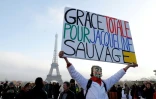 Des personnes manifestent en faveur de la libération de Jacqueline Sauvage esplanade du Trocadéro à Paris le 10 décembre 2016