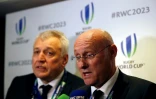 Le président de la Fédération française de rugby (FFR), Bernard Laporte (D), et l'ancien directeur général de la Coupe du monde 2023, Claude Atcher (G), à Londres le 15 novembre 2017
