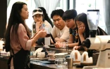 Des clients viennent goûter le café à la plantation Xiaowazi, le 1er avril 2025 à Pu'er, dans la province du Yunnan, dans le sud-ouest de la Chine
