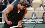 La joie de l'Allemand Alexander Zverev, après avoir battu l'Espagnol Carlos Alcaraz, 6-4, 6-4, 4-6, 7-6 (9/7), en quart de finale du tournoi de Roland-Garros, le 31 mai 2022