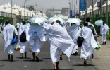 Des pèlerins musulmans arrivent à Mina, près de la Grande Mosquée de La Mecque, au deuxième jour du hajj, le 26 juin 2023 en Arabie saoudite
