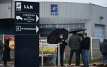 Des salariés de l'équipementier automobile SAM devant le site de l'entreprise, à Viviez, dans l'Aveyron, le 24 novembre 2021