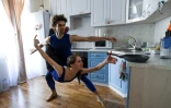 Entrainement de danse dans leur cuisine par des artistes de la troupe du Bolshoi, à Moscou, le 29 avril 2020