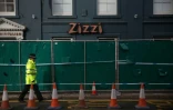 Un cordon de police devant la pizzeria Zizzi à Salisbury, le 11 mars 2018