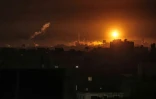 Les bombardements israéliens illuminent la ligne d'horizon de Khan Younès, depuis Rafah dans le sud de la bande de Gaza, le 7 janvier 2024