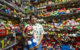 Le collectionneur Kikai pose avec ses pièces de l'univers "Super Mario", chez lui à Mishima, au Japon, le 19 août 2025