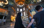 Des touristes turcs visitent Sainte-Sophie à Istanbul le 26 juin 2020 