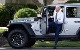 Le président Joe Biden sort d'une Jeep électrique, après avoir présenté un plan de développement de la voiture électrique, à la Maison Blanche, le 5 août 2020.