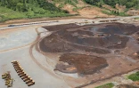 Vue aérienne des stocks de minerai de fer du complexe minier de SimFer dans la chaîne de montagnes de Simandou, dans la région de Nzérékoré, le 2 septembre 2025 en Guinée