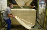 Des employés préparent une palette de tissu fabriqué dans l'usine Tenthorey, le 11 juin 2020 à Eloyes, dans les Vosges