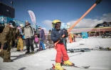 Thabang Mabari, 10 ans, fils du chef de la maintenance de la station, prend un remonte-pente le 10 juillet 2018 à la station de ski Afriski, dans les montagnes de Maluti, au Lesotho