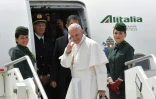 Le pape François monte à bord d'un avion d'Alitalia à l'aéroport de Rome Fiumicino, le 12 mai 2017