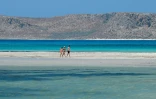 Des touristes sur la plage de Balos, sur l'île de Crète, le 13 mai 2021