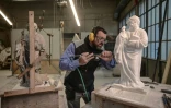 Giovanni Calderino sculpte une statue avec un marteau pneumatique dans l'atelier du marbre à Milan, le 11 décembre 2024