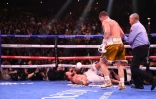 Le Mexicain Canelo Alvarez expédie au tapis l'Américain Caleb Plant, le 6 novembre 2021 à Las Vegas