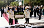 Le président français Emmanuel Macron dépose une gerbe au Monument des Martyrs, le 25 août 2022 à Alger