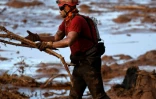Un secouriste déblaie le terrain, à la recherche de disparus après la rupture d'un barrage près de  Brumadinho au Brésil, le 28 janvier 2019
