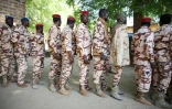 Des membres des forces de sécurité tchadiennes votent pour les élections législatives, provinciales et locales dans à Koundoul, au nord de N'Djamena, le 28 décembre 2024