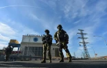 Des soldats russes en faction devant une centrale électrique à Nova Kakhova, dans la région de Kherson (sud de l'Ukraine), le 20 mai 2022