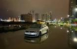 Des véhicules dans une rue inondée près des fortes pluies à Dubaï, le 17 avril 2024