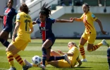 La défenseure canadienne du Paris-SG, Ashley Lawrence (c), lutte pour le ballon lors de la demi-finale aller de la Ligue des champions contre Barcelone, à Saint-Germain-en-Laye, le 25 avril 2021