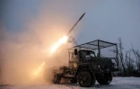 Photo d'un lance-roquettes multiple ukrainien ouvrant le feu sur une position russe dans la région de Donetsk, transmise par l'armée ukrainienne, prise le 24 janvier 2026