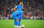 L'attaquant français de l'Atlético Madrid Antoine Griezmann et le milieu de terrain belge Yannick Ferreira-Carrasco se concertent avant de tirer un coup franc contre l'Athletic Bilbao, lors de la 34e journée de LaLiga, le 30 avril 2022 au Stade San Mames