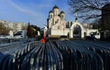 Des employés positionnent des barrières en métal devant une église où doit se tenir une cérémonie funéraire pour Alexeï Navalny, le 29 mars 2024 à Moscou