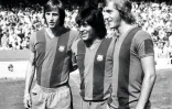 Les joueurs du FC Barcelone Johan Cruyff (g), Hugo Sotil (c) et Johan Neeskens le 1er août 1974, avant un match au Camp Nou