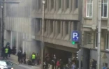 De la fumée s'échappe de la station maelbeek à Bruxelles après une explosion le 22 mars 2016