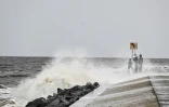 Des habitants sur le front de mer agité avant l'arrivée de l'ouragan Hélène, le 26 septembre 202 à Alligator Point, en Floride