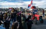 Des manifestants et des étudiants saluent les agriculteurs qui quittent la ville après un blocage de 24 heures, le 28 janvier 2025 à Belgrade