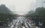 Embouteillage et pollution dans une rue de Pékin, le 24 juillet 2015 en Chine