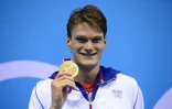 Yannick Agnel avec sa médaille d'or des JO-2012 sur 200 m nage libre, le 30 juillet 2012 à Londres