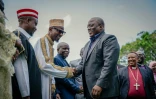 L'ancien président de la RDC, Joseph Kabila (c) salue des chefs religieux lors d'une rencontre dans l'une de ses résidences à Goma, le 29 mai 2025