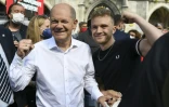 Le ministre allemand des Finances et candidat du SPD aux législatives allemandes, Olaf Scholz, pose avec un supporter, lors d'un meeting à Munich, le 18 septembre 2021
