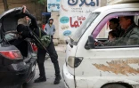 Un membre des forces de sécurité syriennes fouille une voiture à Ashrafiyat Sahnaya, près de Damas, le 1er mai 2025 