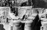 Découpage des statues de Ramsès II en vue de leur déplacement vers le nouvel emplacement des temples d'Abou Simbel, en Egypte, en janvier 1966