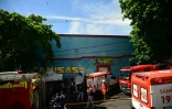 Des véhicules de pompiers et de secours devant une fabrique de costumes de carnaval où un incendie s'est déclaré, à Rio de Janeiro, le 12 février 2025 au Brésil