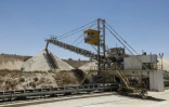 Du phosphate est extrait puis acheminé vers une zone de stockage dans la mine de phosphate à ciel ouvert de Sidi Chennane,  près de Khouribga, dans l'ouest du Maroc, le 30 juin 2026 