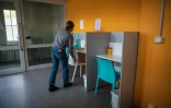 Une employée prépare la salle de consommation à moindre risque implantée à Strasbourg, le 6 octobre 2021