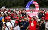 Un homme brandit la lettre "Q", désignant le mystérieux mouvement "QAnon", lors d'un meeting de Donald Trump à Wilkes Barre, en Pennsylvanie, le 2 août 2018