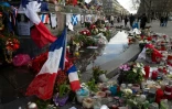 Fleurs, drapeaux et bougies en hommage aux victimes des attentats de janvier, le 4 janvier 2016 place de la République à Paris
