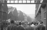 Les employés de Renault à Boulogne-Billancourt reprennent le travail le 18 juin 1968 après plus d'un mois de grève et d'occupation de leur usine