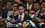 Le leader de Move Forward, Pita Limjaroenrat (c), fait dune déclaration aux médias après son échec à se faire nommer Premier ministre par le Parlement, le 13 juillet 2023 à Bangkok