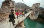 Un soldat bosniaque sur la passerelle fixée sur le vieux pont de Mostar détruit par les forces croates de Bosnie durant la guerre. Photo prise le 17 décembre 1995.